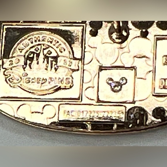 Disney Pin Lion King Hakuna Matata Leaf and Grubs Timon and Pumbaa 2023 - Picture 4 of 5